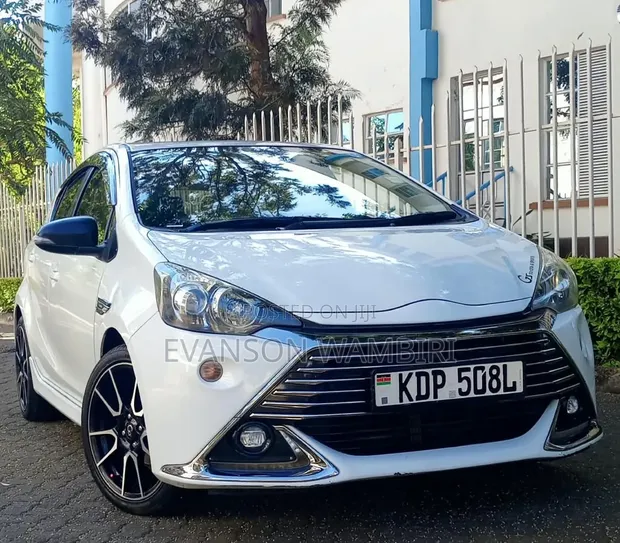 Toyota Aqua 2016 Nyeupe - 1