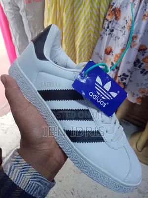 Adidas Sneakers za Wanawake - Nyeupe, Size 40 (Inafaa 39)