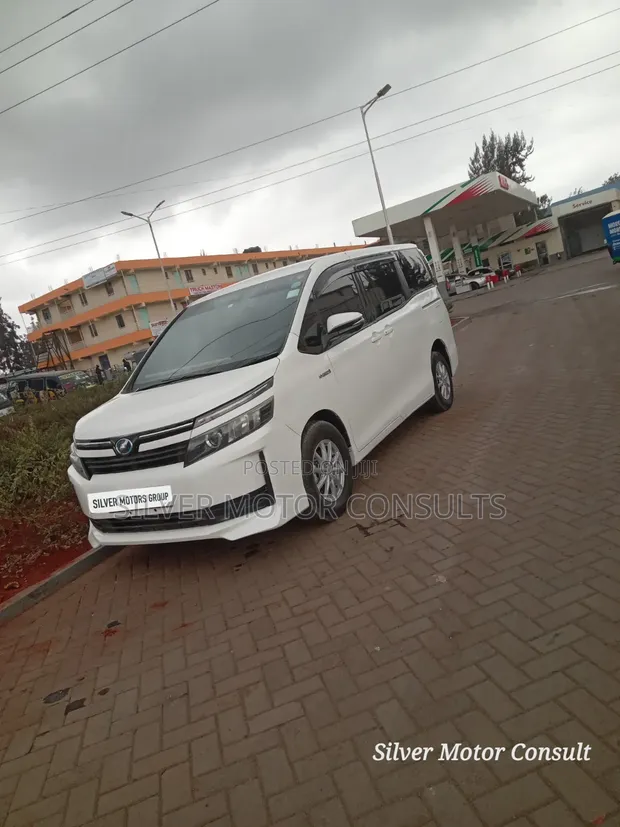 Toyota Voxy Hybrid V 2WD 7-Seater 2016 - 1