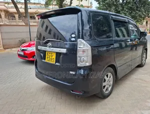 Toyota Voxy 2010 Nyeusi