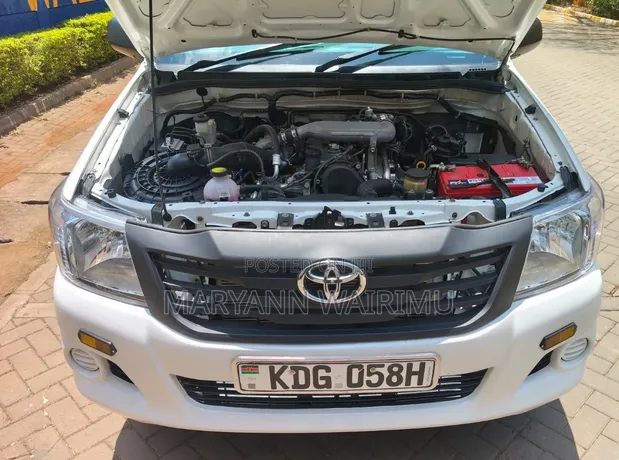 Toyota Hilux 2015 Nyeupe - 1