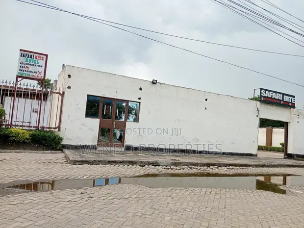Kitalu Bora cha Kibiashara cha 1/4 Eka kwa Uuzaji Barabara Kuu ya Nairobi-Nakuru - 1