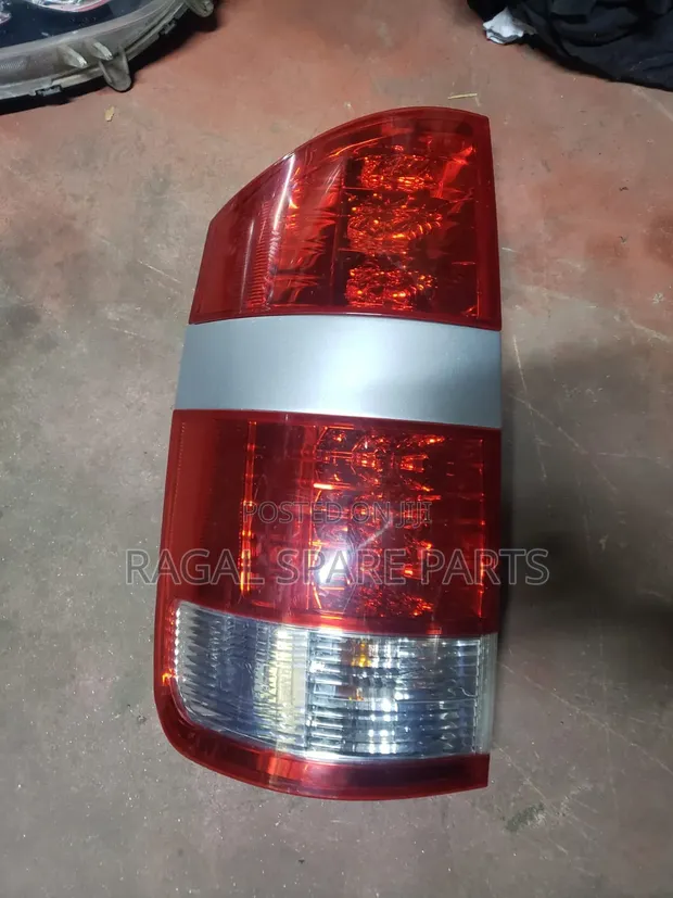 Toyota Noah 2005-2007 Taillight (Used) - 1