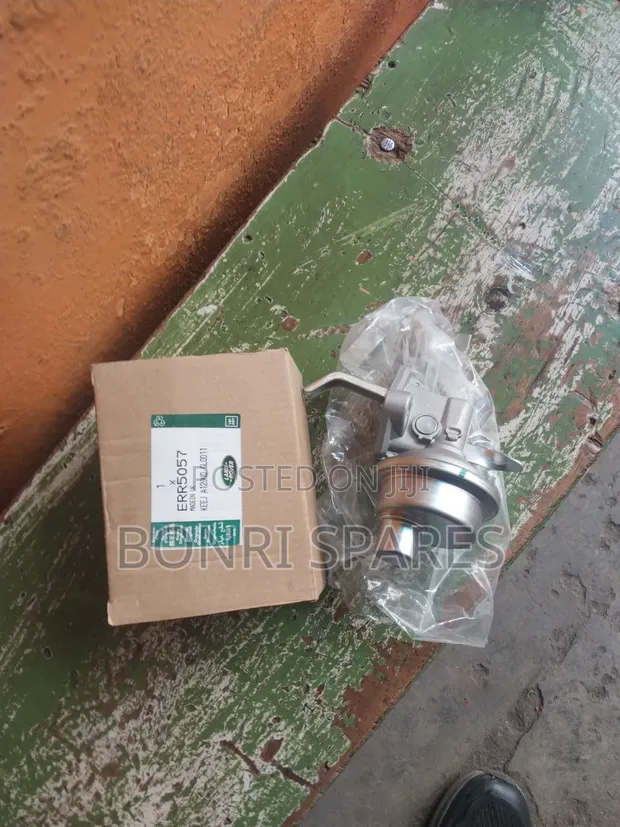 Land Rover Defender TDI 300 Fuel Pump - 1
