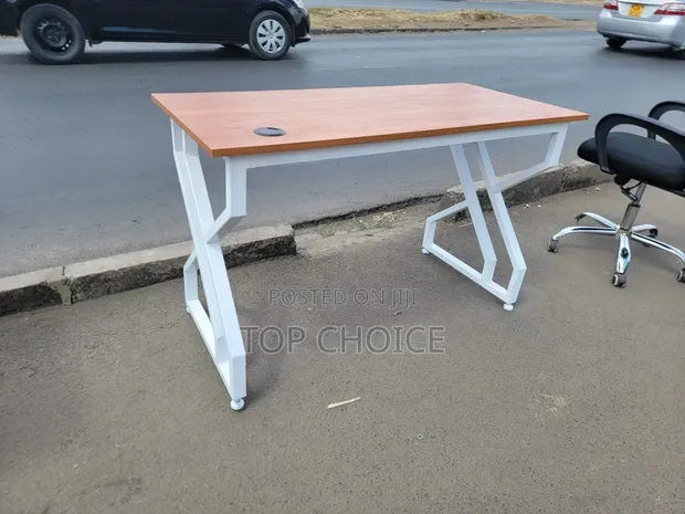 Kifaa cha Kisasa cha Ofisi cha Metallic Stand - 1