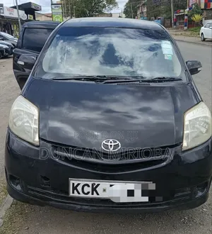 Toyota Passo Sette 2010 Nyeusi