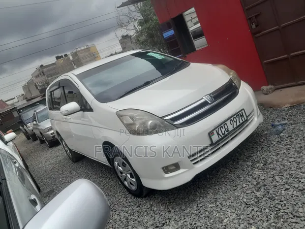 Toyota Isis 2009 White - 1