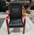 Kiti cha Wageni cha Ngozi na Fremu ya Mahogany, Mkono wa Kati - 5