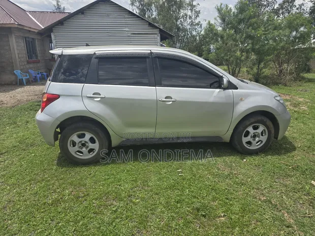 Toyota IST 2004 Silver - 1