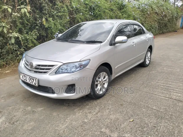 Toyota Corolla 2012 Silver - 1