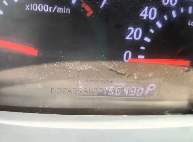 Toyota Sienta 2013 Nyekundu - 1