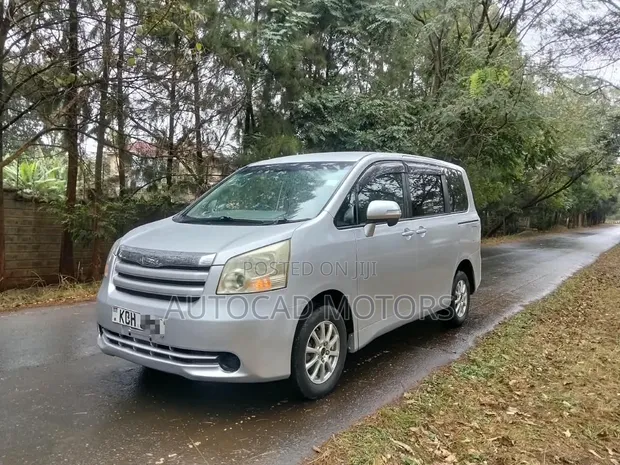 Toyota Noah 2008 Silver - 1