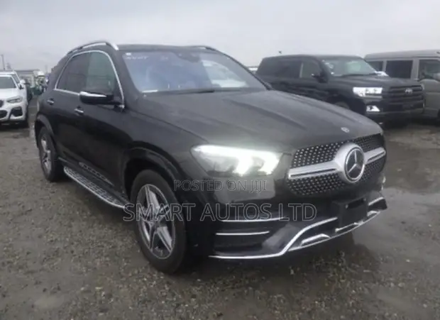 Mercedes-Benz GLE 300d 4MATIC 2019 Nyeusi - 1