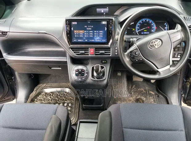 Toyota Voxy Hybrid 2014 - 1