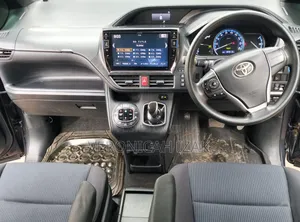 Toyota Voxy Hybrid 2014