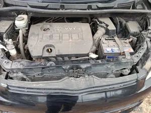 Toyota Voxy 2010 Nyeusi