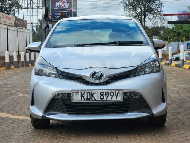 Toyota Vitz 2015 Silver - 1