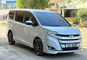 Toyota Noah 2019 Nyeupe