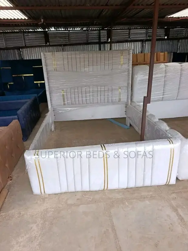 Kitanda cha Grand White Gold-Trim 5x6 - 1