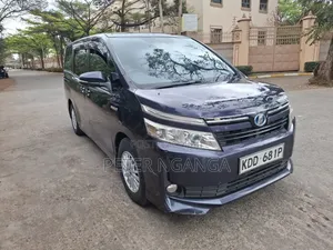 Toyota Voxy Hybrid X 2WD 7-Seater 2014
