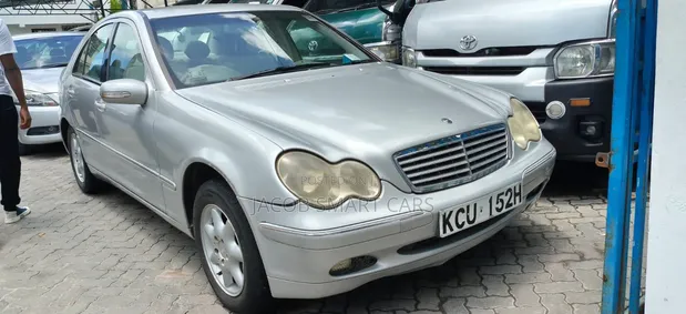 Mercedes-Benz C200 2023 Nyeupe - 1