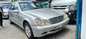 Mercedes-Benz C200 2023 Nyeupe