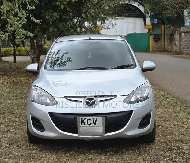 Mazda Demio 2012 Nyeusi - 1