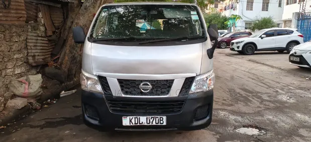 Nissan NV350 Caravan (Urvan) 2015 Silver - 1
