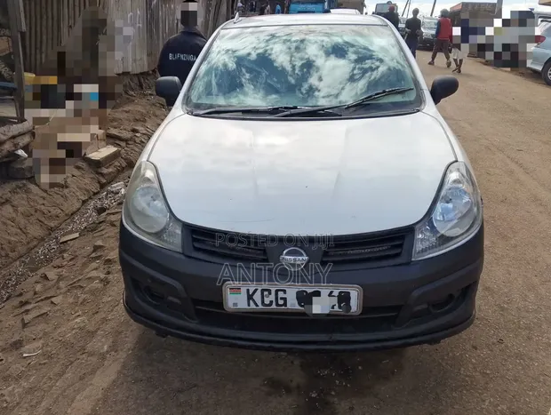 Nissan Advan 2004 Nyeupe - 1