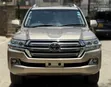 Toyota Land Cruiser V8 2017 Dhahabu - 2