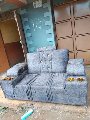 Kiti cha 2-Seater cha Kitambaa Nyeusi chenye Vituo vya Vinywaji