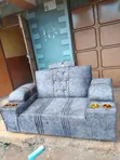 Kiti cha 2-Seater cha Kitambaa Nyeusi chenye Vituo vya Vinywaji - 2