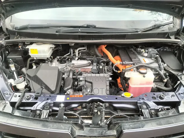 Toyota Voxy Hybrid V 2WD 7-Seater 2014 - 1
