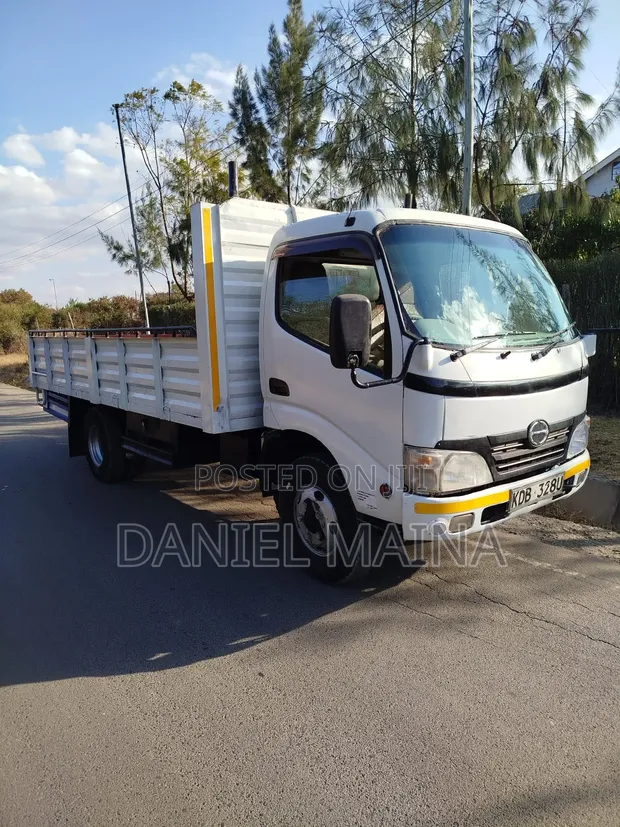 Hino Truck 2009 White - 1