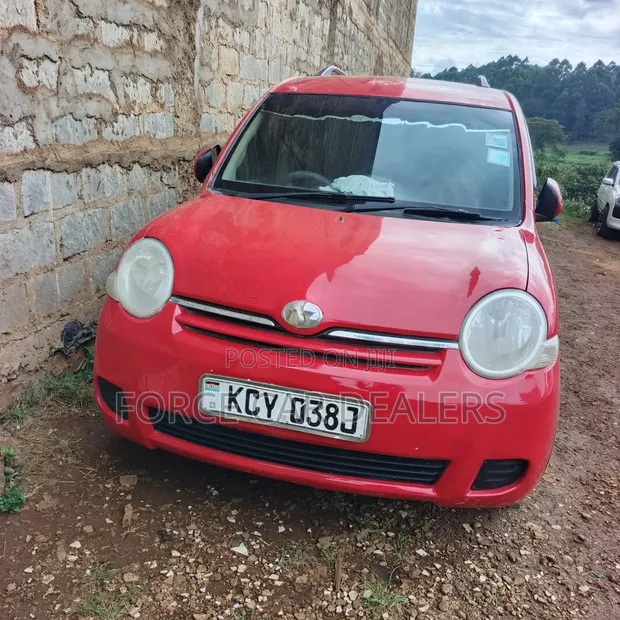 Toyota Sienta 2013 Red - 1