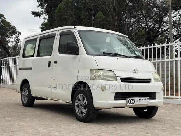 Toyota TownAce 2012 Nyeupe - 1
