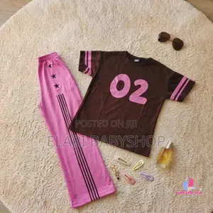 2-Piece Sporty Set: Brown T-Shirt & Pink Star Trousers