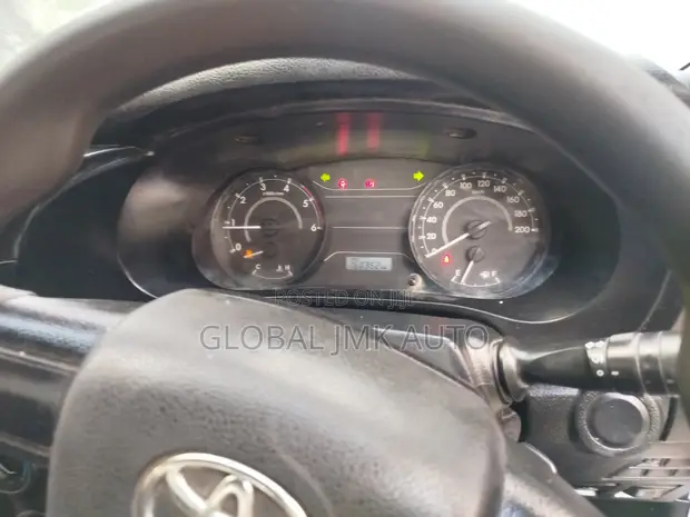 Toyota Hilux 2017 White - 1