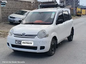 Toyota Sienta 2010 - White
