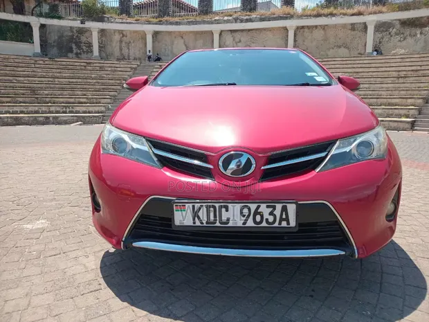 Toyota Auris 2013 Red - 1