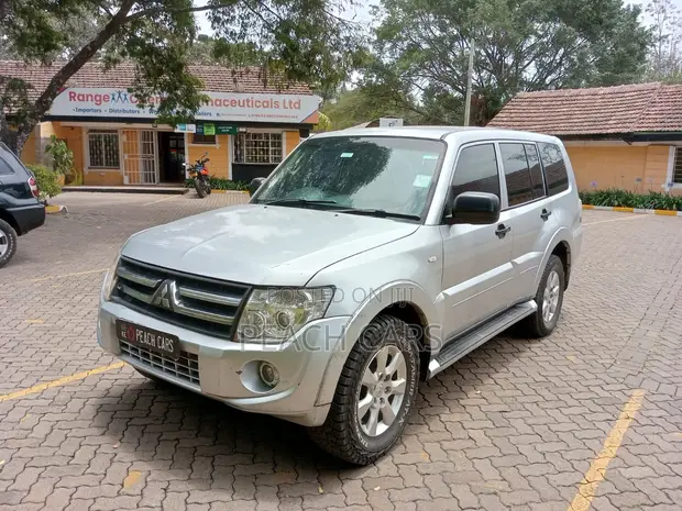 Mitsubishi Pajero 2014 Silver - 1