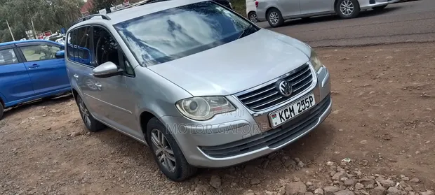 Volkswagen Touran 2010 Silver - 1