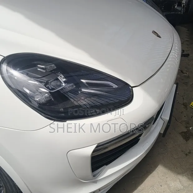 Porsche Cayenne GTS 2017 White - 1