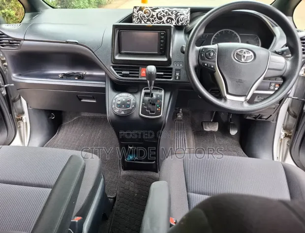 Toyota Voxy V 2WD 8-Seater 2016 Silver - 1