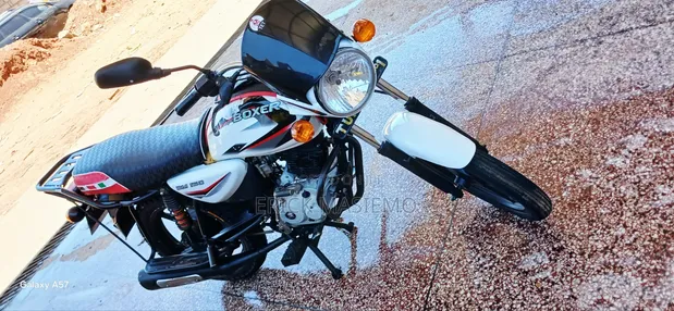 Bajaj Boxer 150 UG 2025 - White - 1