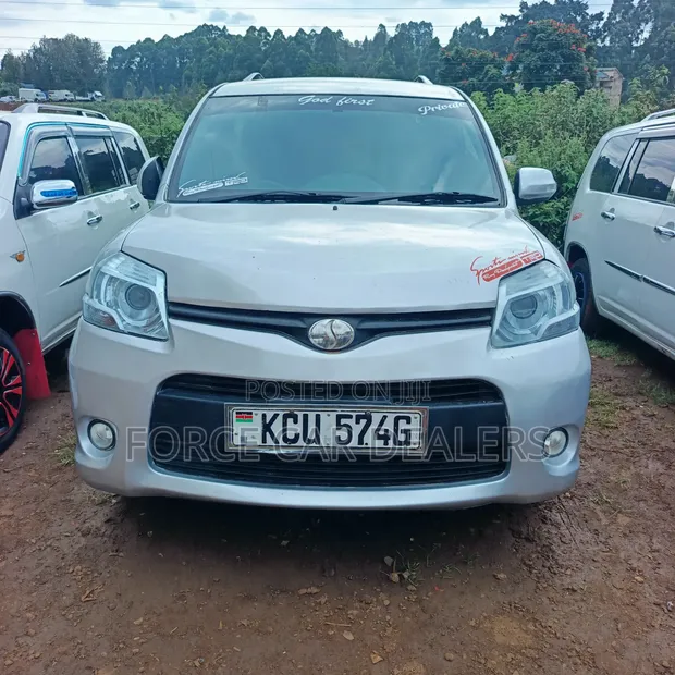 Toyota Sienta 2014 Silver - 1