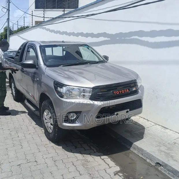 2019 Toyota Hilux 2.8L Silver - 1