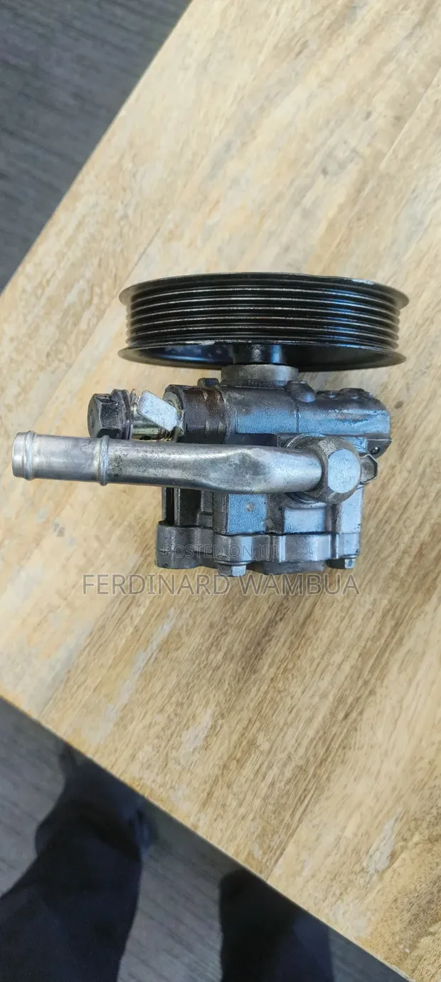 Toyota Land Cruiser LC100 Steering Pump (Petrol) - 1