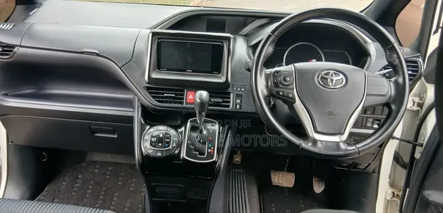Toyota Voxy 2017 Nyeupe - 1