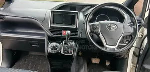 Toyota Voxy 2017 Nyeupe